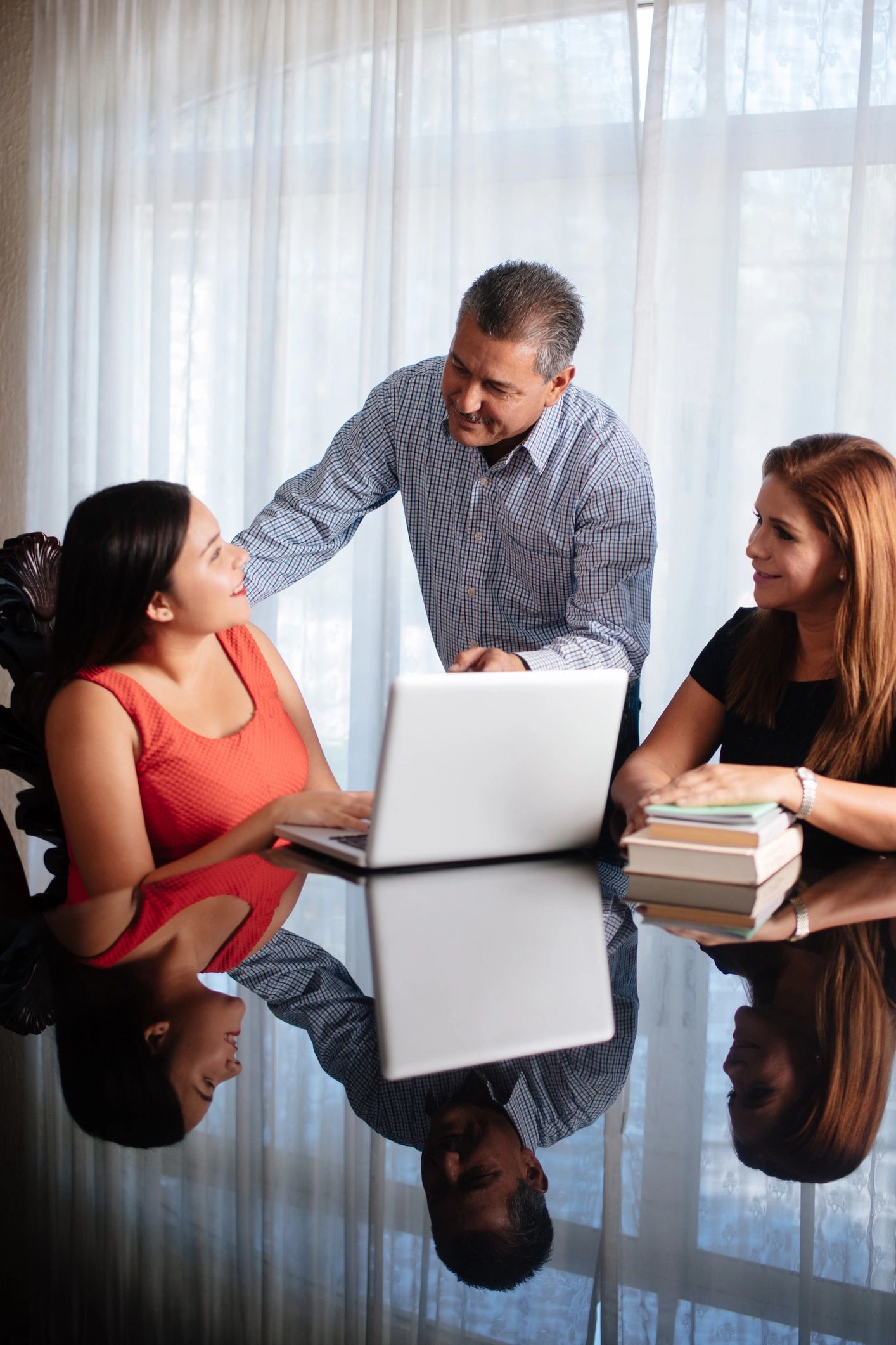Familia mexicana revisando información en casa